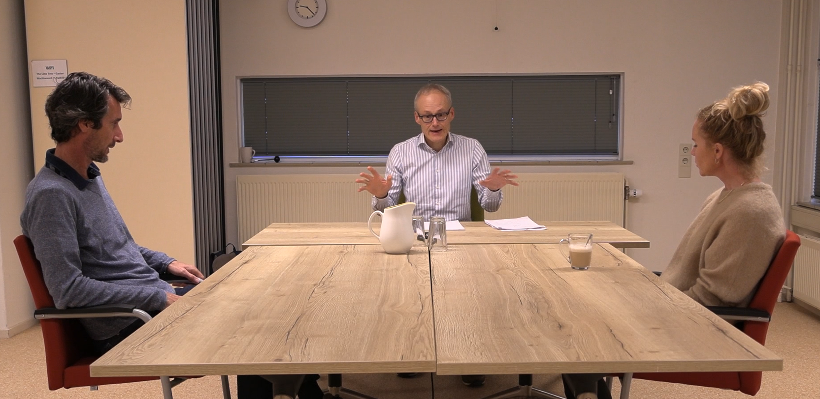 Jan Werkman begeleidt een mediationgesprek tussen twee partijen